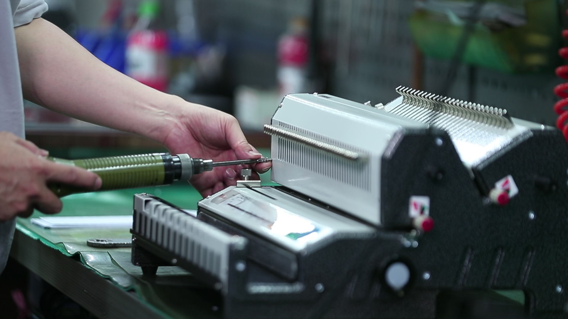 打孔裝訂機精密組裝實況